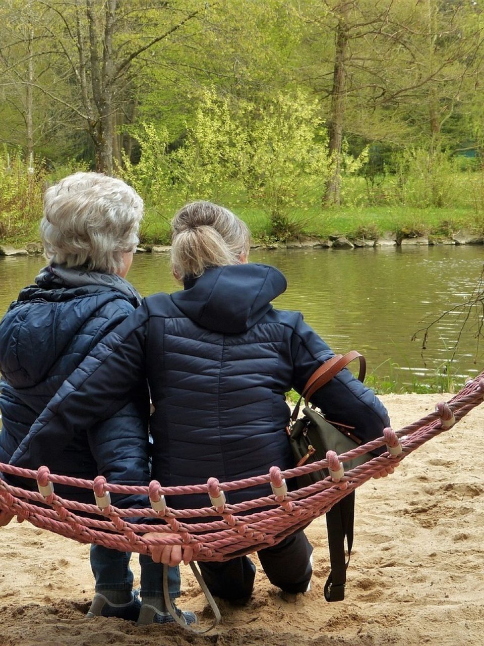 Symbolbild Demenz: ältere Person schaut nach unten