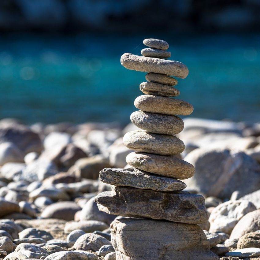 Steine in Balance – Darstellung von Stabilität und Schmerzbewältigung